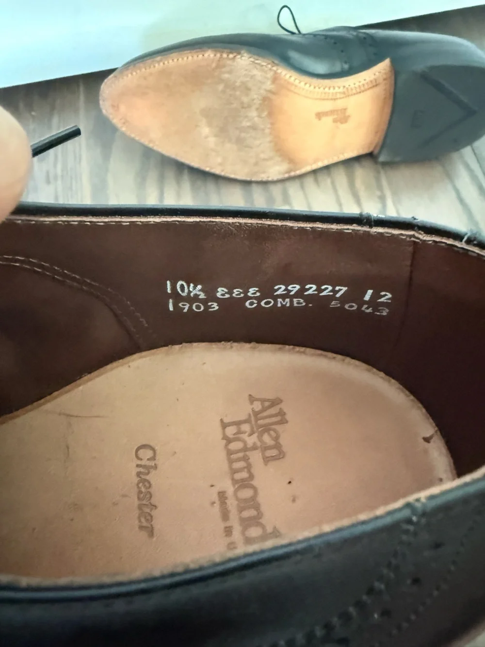 ALLEN EDMONDS Chester Oxford Size 10.5 Shoe trees Included